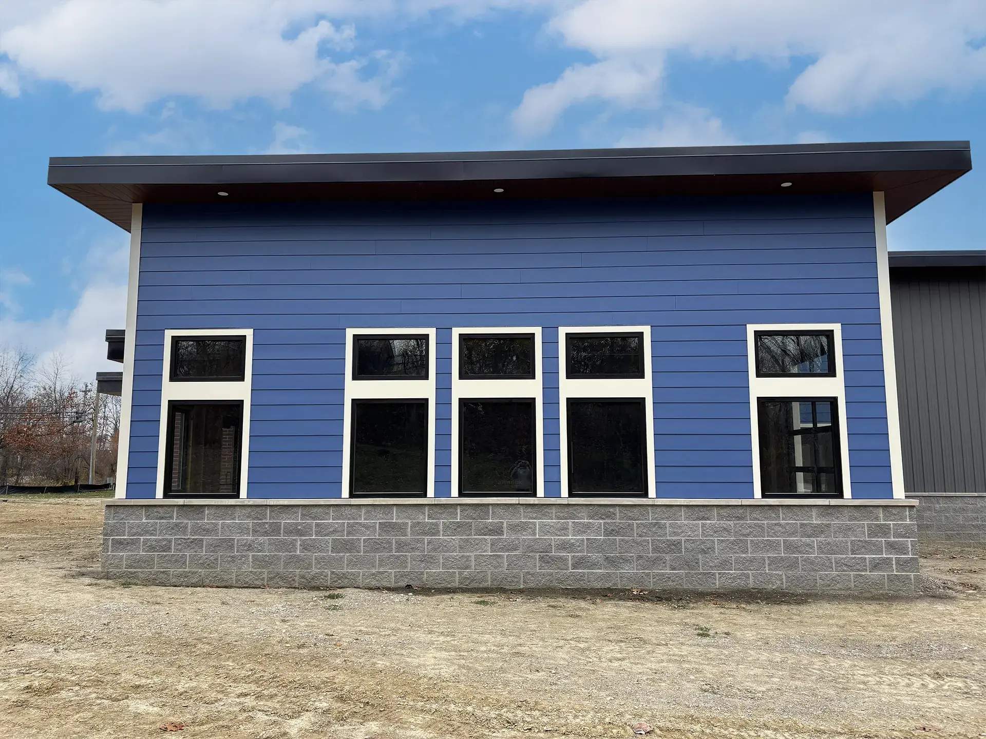 Side wall with five windows